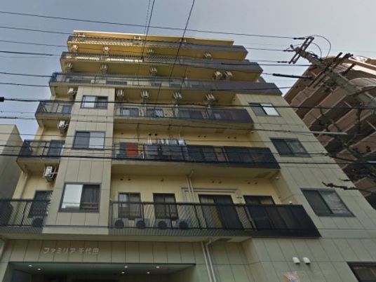 多階層の建物の外観