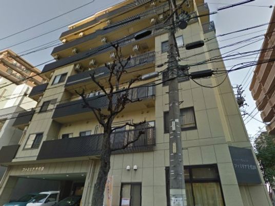 多階層の建物の外観