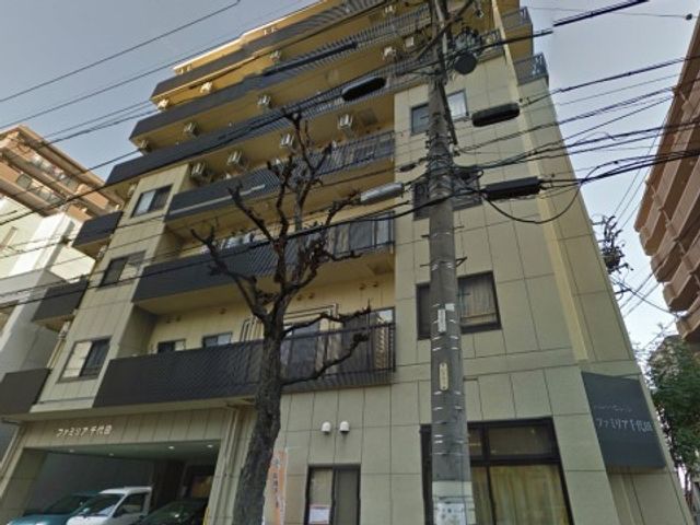 多階層の建物の外観 外観 落ち着いた色合いの外壁が印象的な建物で、居心地の良い環境が広がっています。周辺には樹木も見られ、自然の風を感じながらの勤務が可能です。