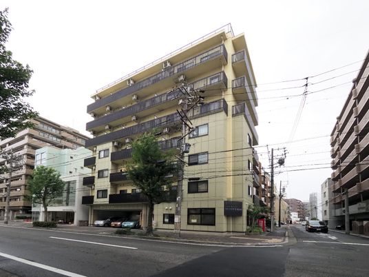 黄色い建物の外観