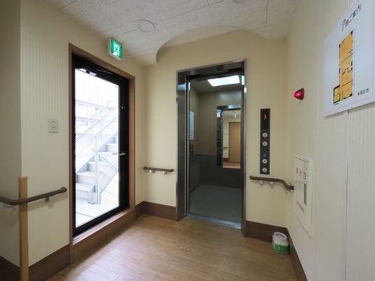 廊下と非常階段の入口