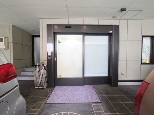 入口の自動ドアと傘立て