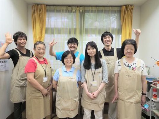 笑顔のスタッフ集合写真