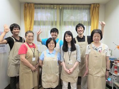 笑顔のスタッフ集合写真
