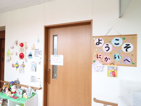 廊下の掲示物と入口