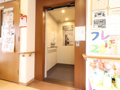 廊下と案内板の風景