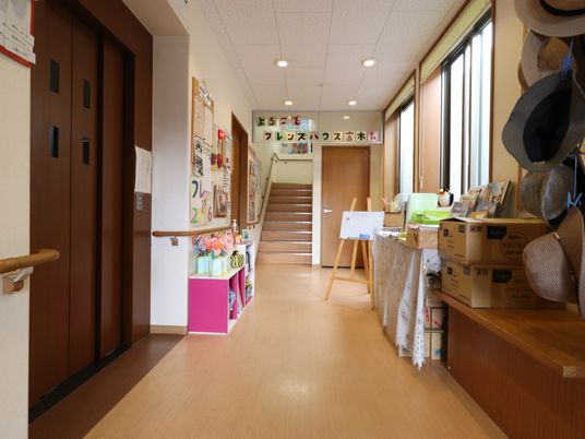 明るい通路と階段