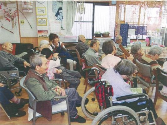 車椅子の利用者が集う居室