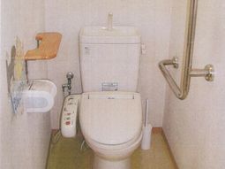 手すり付きのトイレ