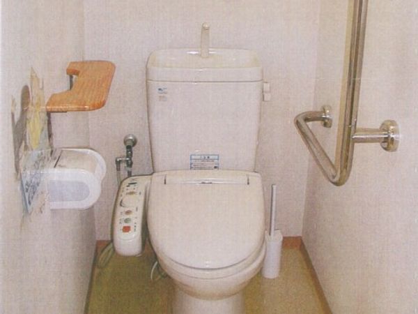 手すり付きのトイレ
