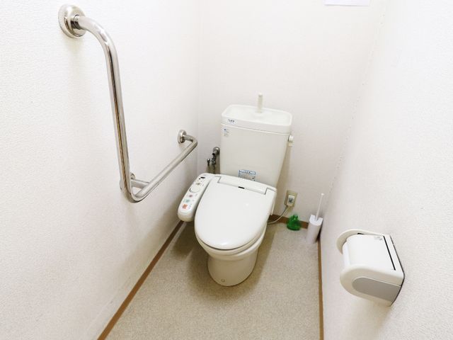 バリアフリートイレ設備 トイレ 手すり付きの清潔なトイレ空間です。安全かつ快適にご利用いただける配慮がされています。