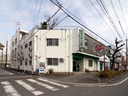 街角の白い建物