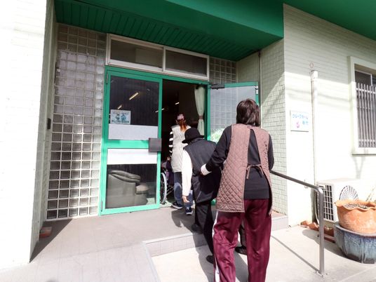 入口で人が出入りする様子