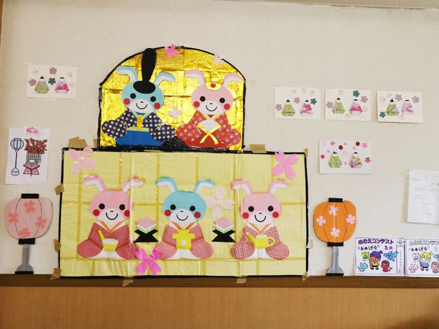 節分の飾り付けが施された壁面 壁の飾り 壁一面に色とりどりの節分の飾り付けが施され、明るく楽しい雰囲気を演出しています。季節感のあふれる工作は、来る方々に和やかなひと時を提供します。