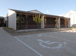 暖かみのある外観の建物