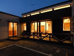 夕暮れ時の温かい室内