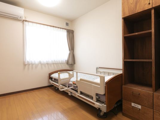 明るい居室のベッド  