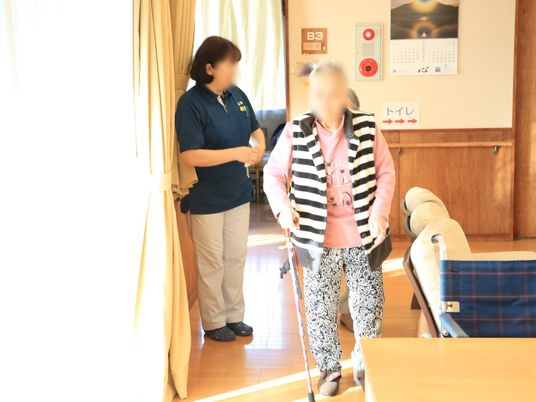 スタッフと歩行訓練