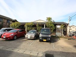 駐車場のある建物外観