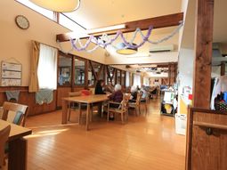 木目調の温かみある食堂