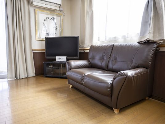 明るいソファのある部屋