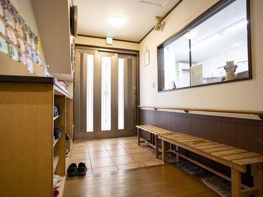 木製ベンチの廊下