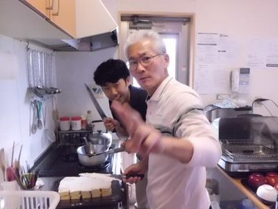笑顔のスタッフとキッチン