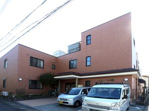 茶色い壁の建物入り口