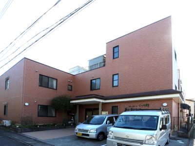 茶色い壁の建物入り口