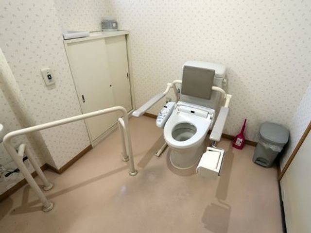 バリアフリートイレ設備 トイレ 手すり付きの安全設計された清潔なトイレです。利用者の日々の安心に配慮した構造となっております。