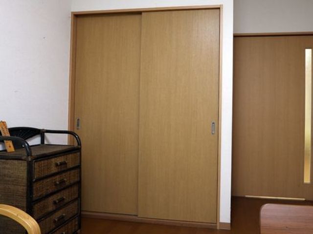 和室の片引き戸 家具と引き戸 広々としたゆとりのある和室です。スライド式の戸が、日本の伝統的な趣を感じさせます。