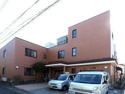 明るい外観の建物