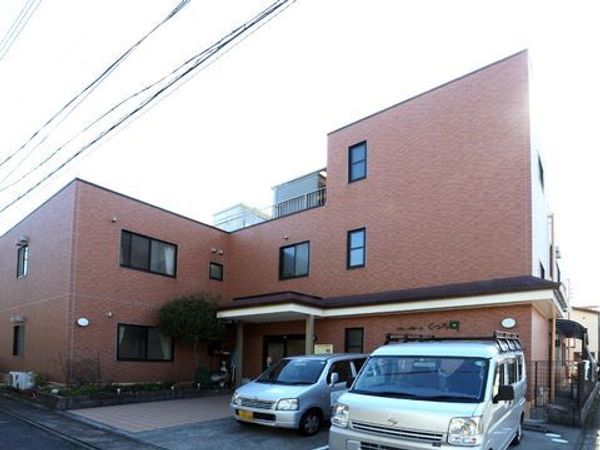 明るい外観の建物