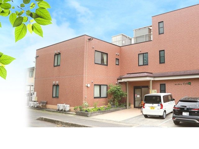 施設の外観 外観   レンガ調の落ち着いた外観で、玄関前には駐車スペースがあります。緑が添えられた入口まわりは、穏やかな印象です。