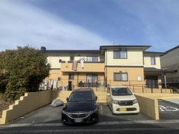 駐車場と建物の外観