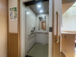 手すりのあるエレベーター内装