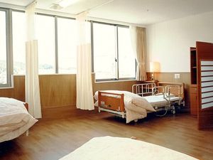 ベッドが並ぶ居室  