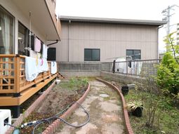 庭と物干し台のある風景
