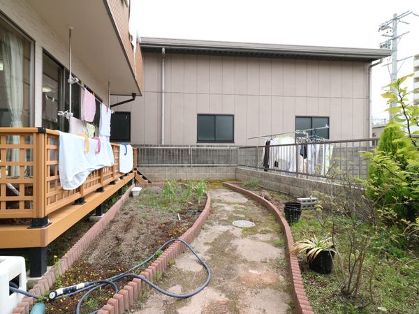 庭と物干し台のある風景