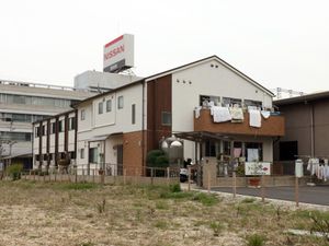 居室のバルコニーが見える建物