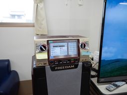 カラオケ設備のある空間