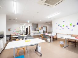 明るい多目的室の風景