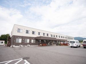 広々とした施設の外観