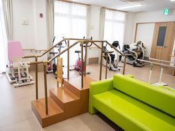 機能訓練器具とソファの部屋
