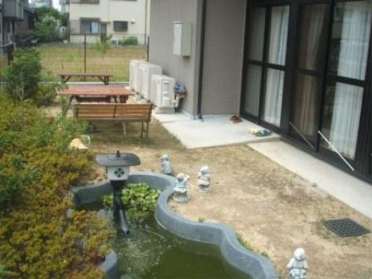 中庭の植栽とベンチ