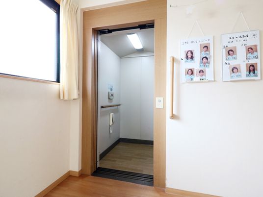 明るい廊下の入口部分