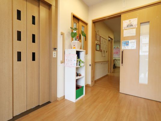 廊下の明るい施設風景