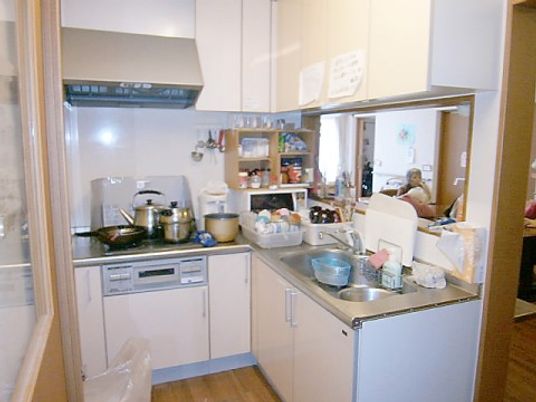 配膳準備中のキッチン