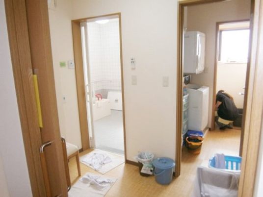 居室のドアと廊下