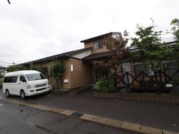 施設の外観と車両